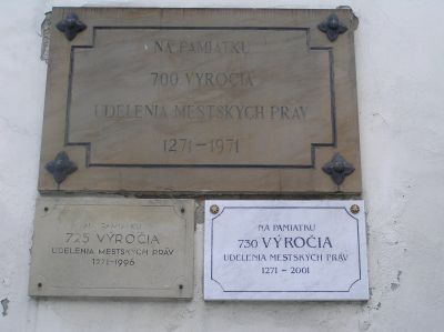 Minnestavlor på klocktornet: 700, 725 samt 730 år har gått sedan 1271, året då Spišská Belá fick stadsrättigheter.